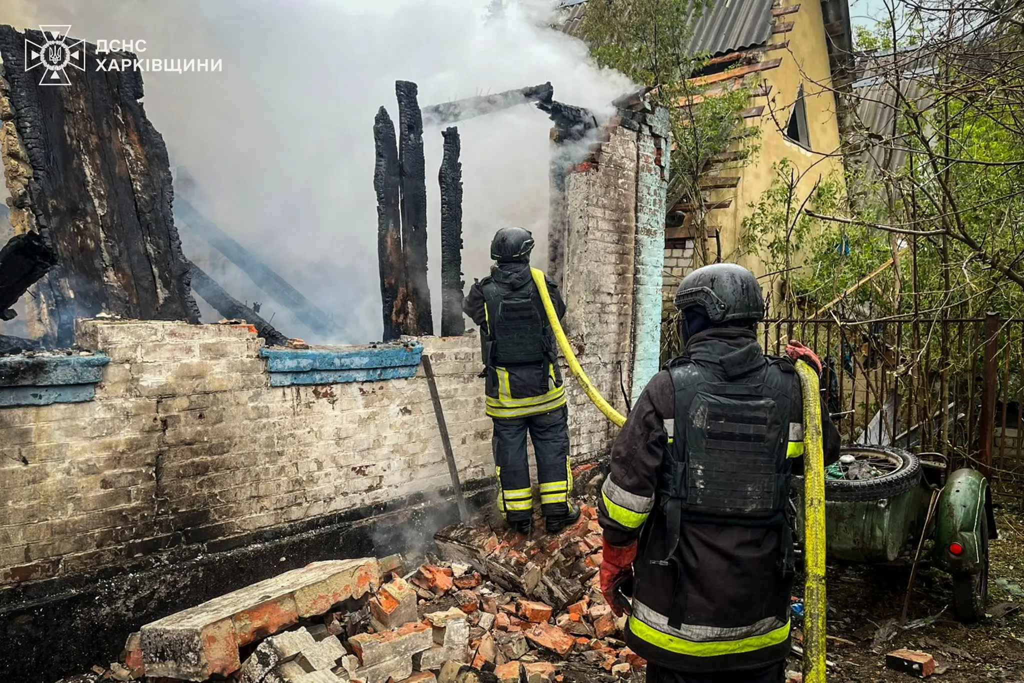 Безпілотник ударив по приватному будинку на Харківщині: будівля знищена (фото)