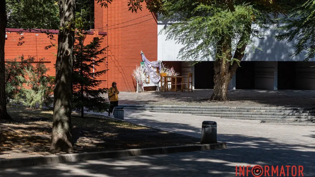 У Дніпрі у парку Шевченка дівчинка травмувалася стільцем з інсталяції: відкрили кримінальне провадження