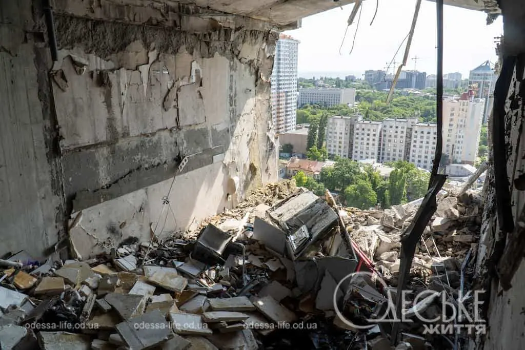 Обвалилися фасади, вигоріли квартири – фоторепортаж із місць нічного удару по Одесі