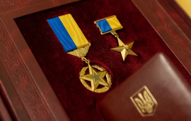 Президент присвоїв звання Героїв України молодшому сержанту Віталію Карвацькому та солдату Олегу Яровому  —  посмертно