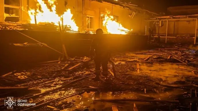 РФ атакувала Одещину: зруйнований склад з вином, 50 працівників довелося евакуювати