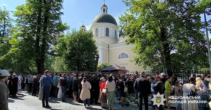 "Собор захопили невідомі": поліція розповіла свою версію побоїща біля головної церкви Чернівців