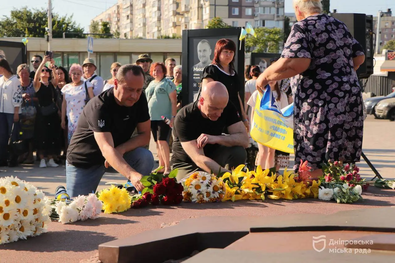 У Дніпрі у Новокодацькому районі відкрили меморіальний знак памʼяті воїнам-захисникам України