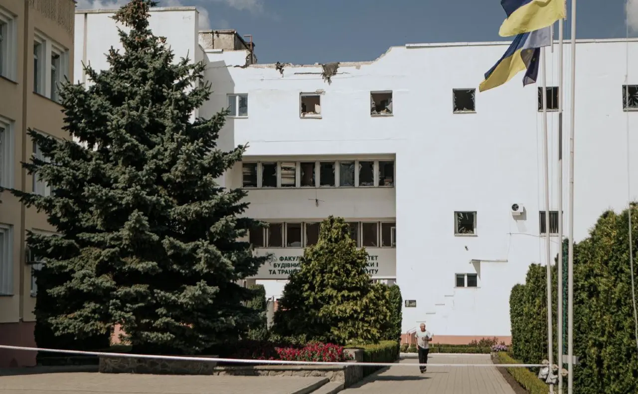 Росіяни атакували дронами університет в Сумах: є поранені. ВІДЕО