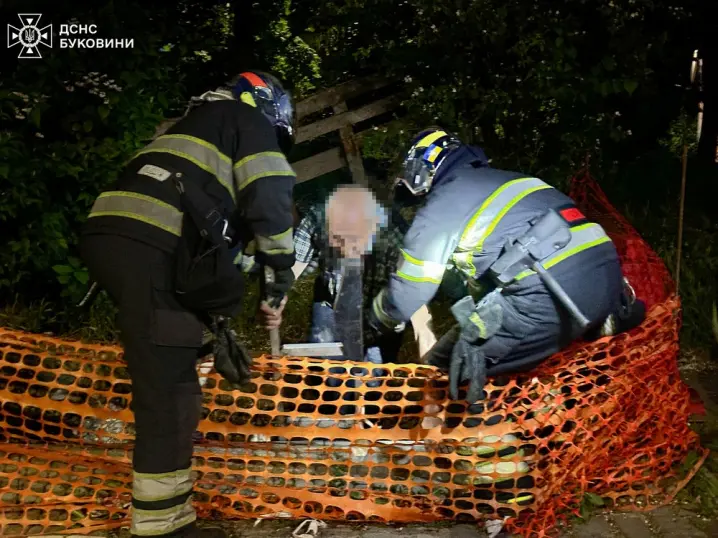 У Чернівцях чоловік посеред вулиці провалився у каналізаційну яму з водою