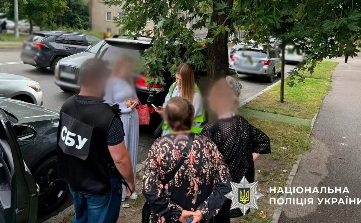 Пачки грошей у сумочці: киянка знімала військовозобов’заних з розшуку і влаштовувала бронь. ВІДЕО