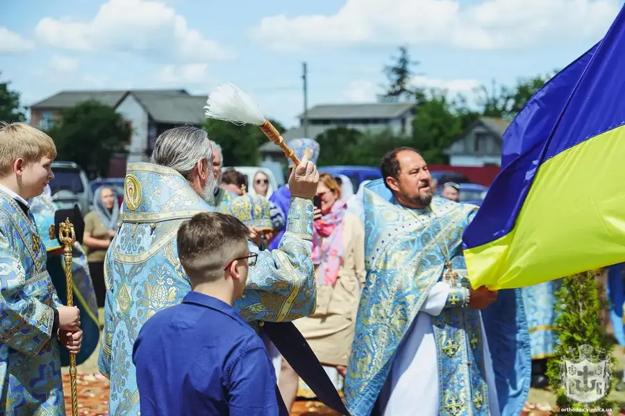 У Вінницькому районі освятили нову церкву ПЦУ й підняли прапор України