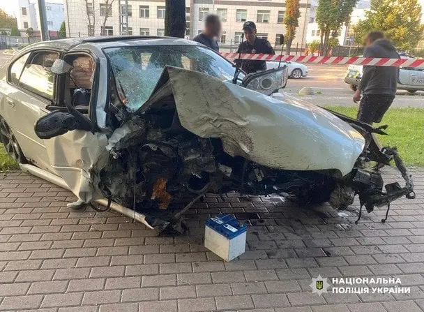 У Києві п’яний водій на Subaru влетів у Куренівський парк і травмував жінок: з’явилися фото