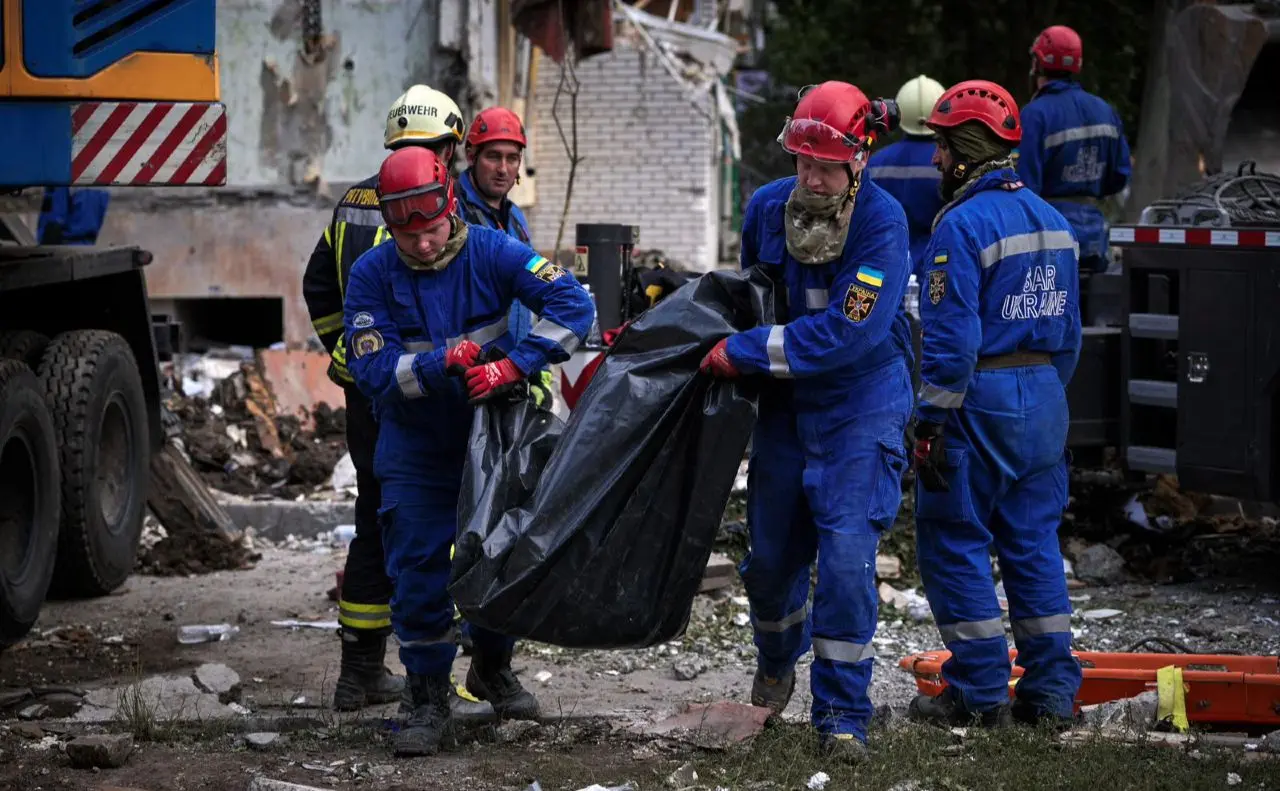 Вижила й залишилась сиротою: батьки дівчинки, викинутої вибуховою хвилею з 9 поверху, загинули