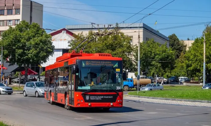 З понеділка у Чернівцях курсуватиме менше тролейбусів та маршруток: список