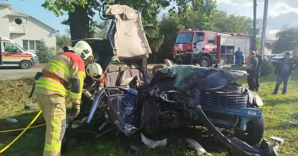 На Прикарпатті рятувальники витягнули з палаючого Chrysler тіла двох людей
