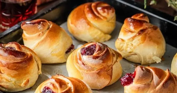 Булочки з вишнями. Рецепт дня
