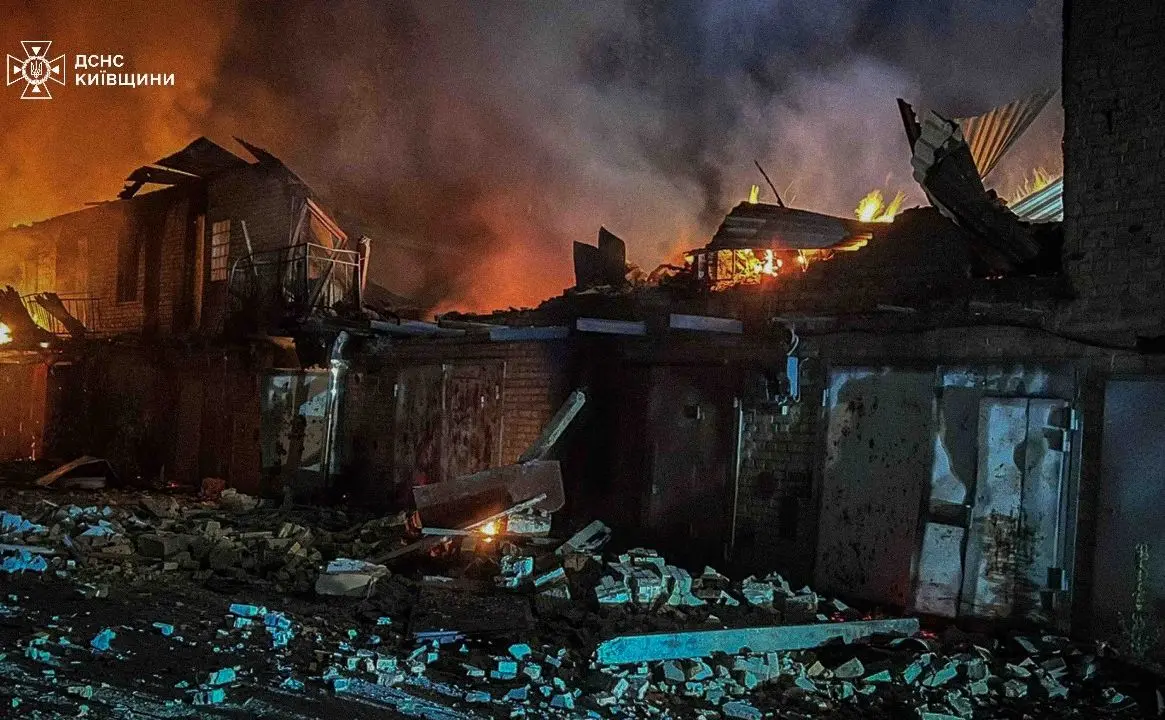 Значні руйнування та пожежі: наслідки нічного обстрілу Київщини. ВІДЕО