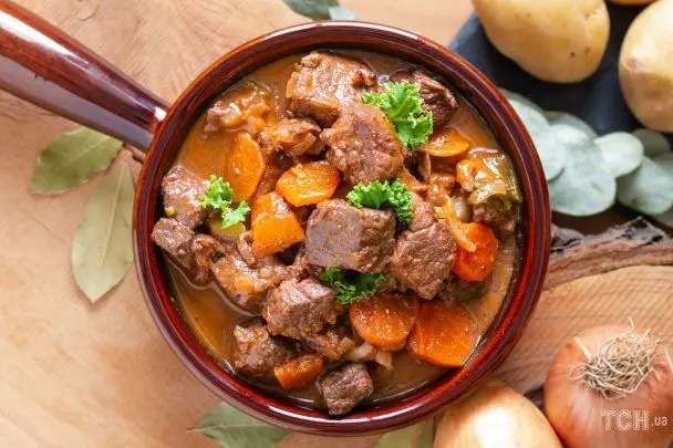 Забудьте про томатну пасту та борошно: додайте в гуляш цей продукт — і соус буде густим