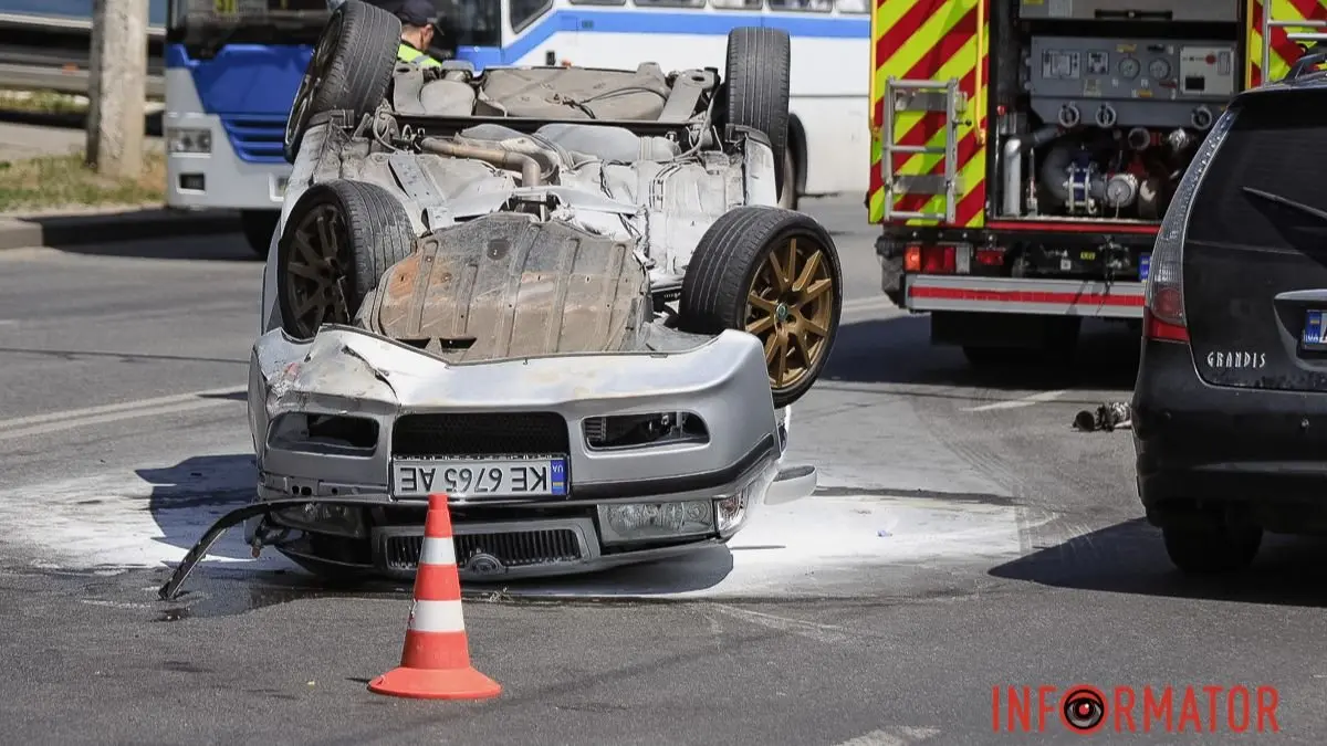 У Дніпрі на Калиновій Skoda перекинулася на дах: працюють патрульні, слідчий та рятувальники