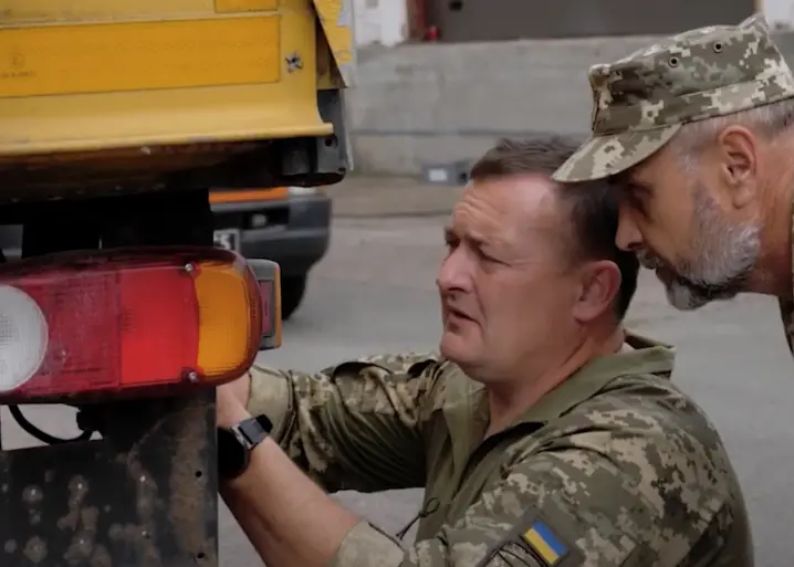 Вантажівка для військовослужбовців: волонтери «Української команди» передали на фронт 12-тонник
