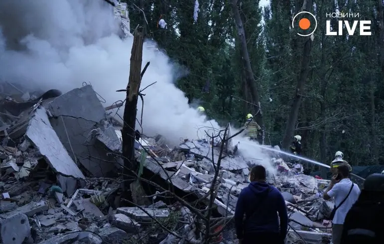 У Києві ракета зруйнувала під'їзд дев'ятиповерхівки: у столиці вже пів сотні поранених