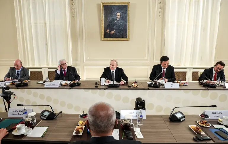 Путін: Я готовий зустрітися із Зеленським. Але хто підписуватиме документи?