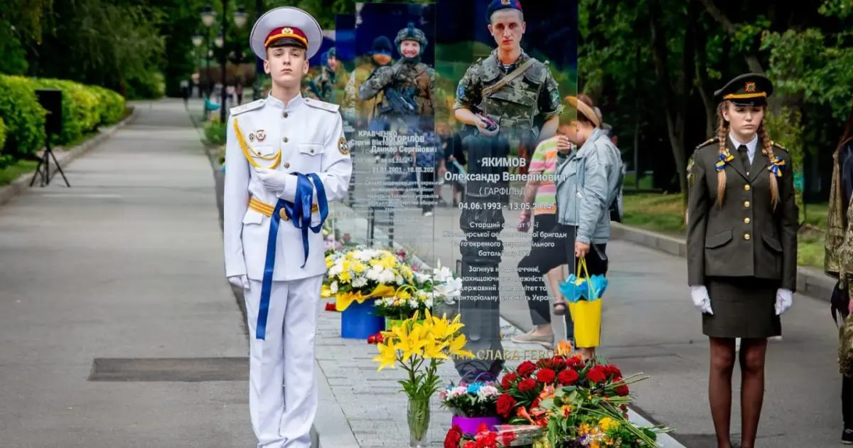 У Харкові відкрили дві пам'ятні стели на Алеї Слави