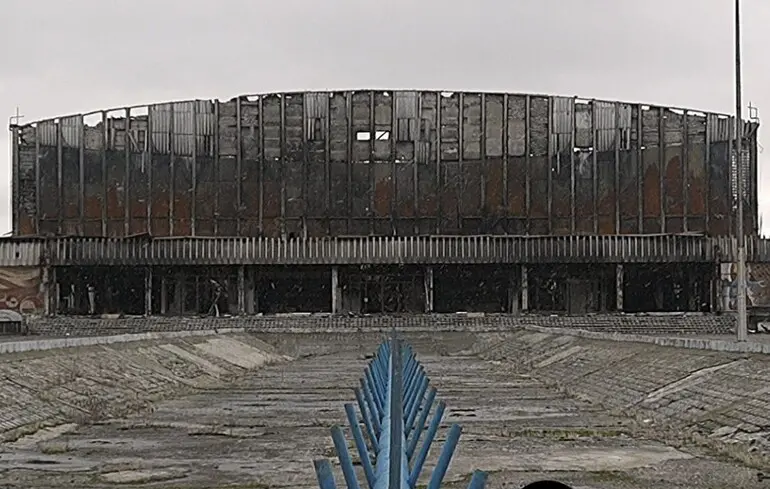 У Сіверськодонецьку показали зруйновану льодову арену