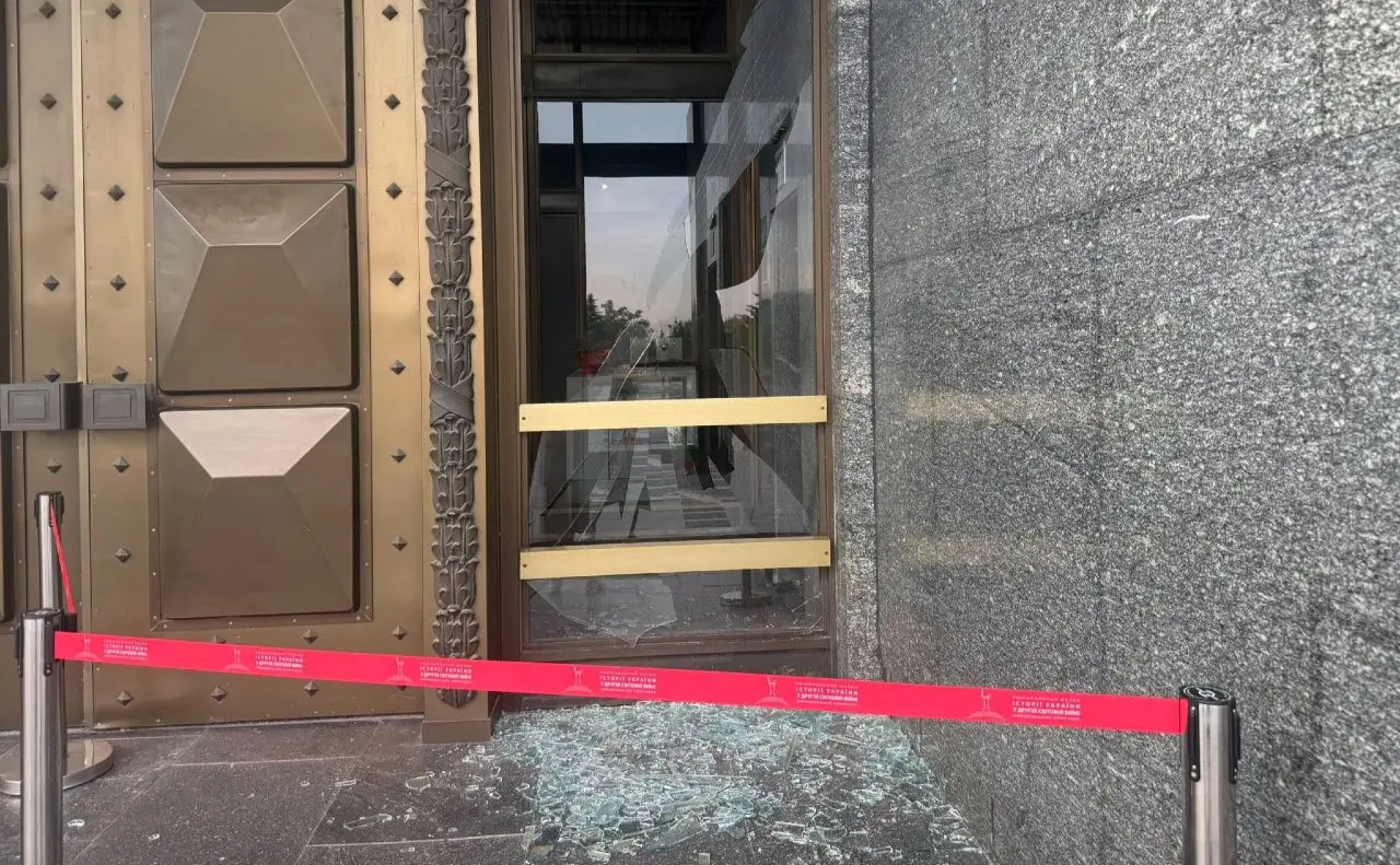 Під монументом Батьківщина-мати нічною атакою пошкоджений фасад музею війни