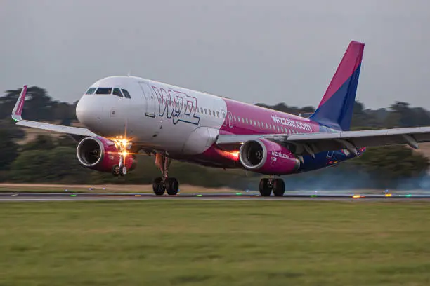 Літак WizzAir рейсом до Барселони повернувся до аеропорту Варшави через несправність