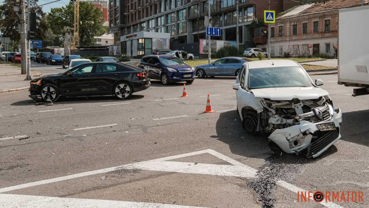 ДТП на проспекті Поля у Дніпрі: зіткнулись Polestar та Renault