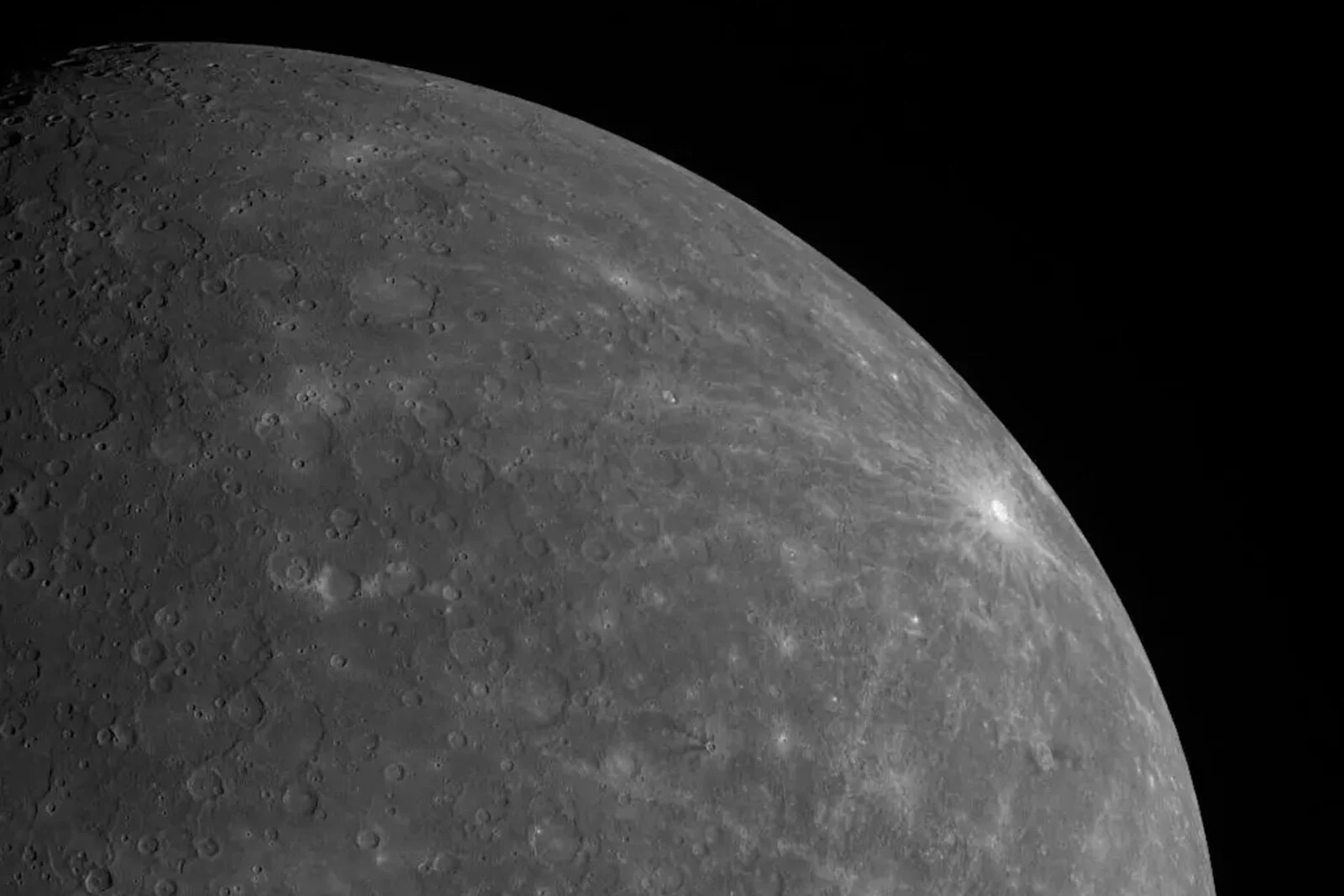 Гравітацйне поле Сонця викривляє кору Меркурія