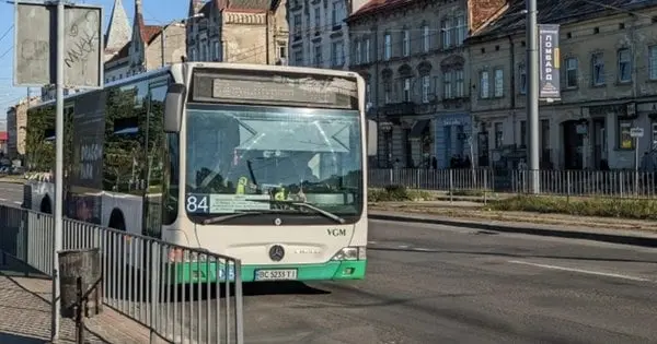 У Львові пенсіонер випав з автобуса та потрапив у важкому стані в реанімацію