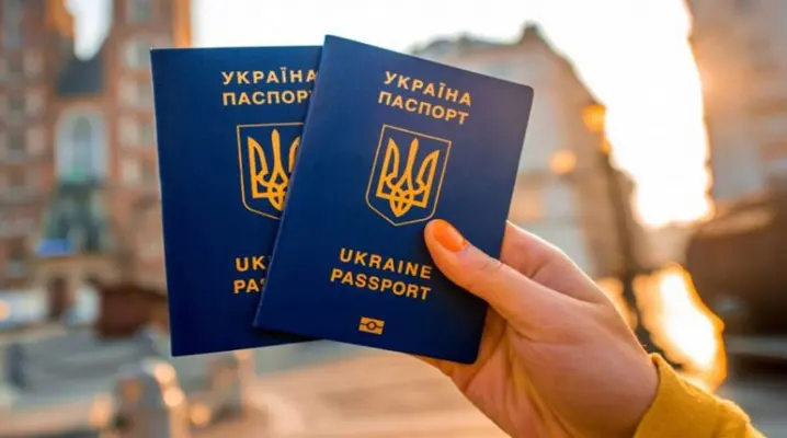 Розпал літніх відпусток: на Буковині міграційники радять завчасно оформлювати паспорти дітям