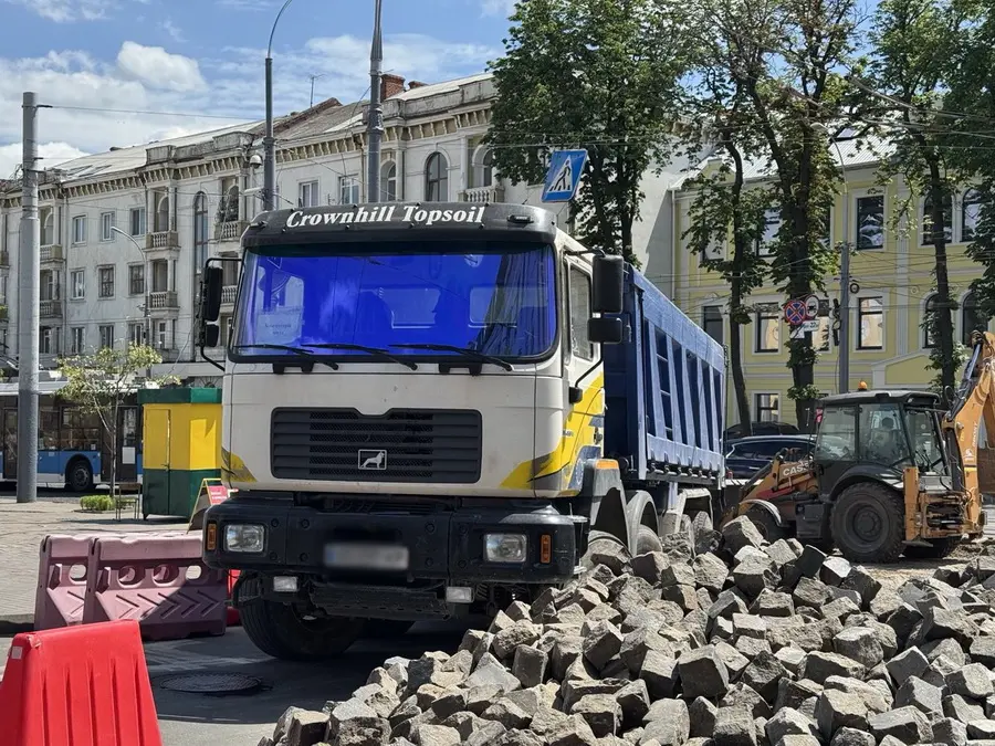 На розі Соборної й Театральної зняли бруківку