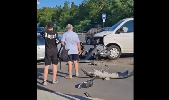 На Рівненській у Чернівцях у аварії потрощилися дві машини