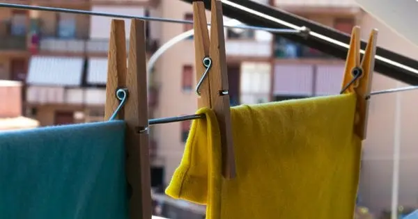 Одяг можна врятувати: як відчистити його від плісняви і цвілі
