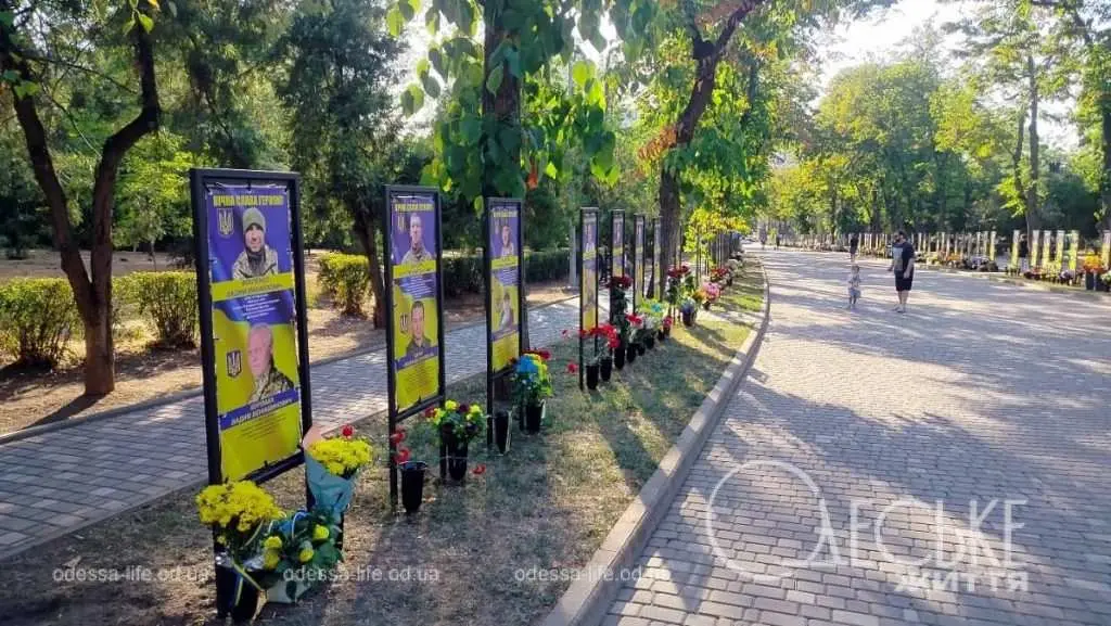 День пам’яті на Алеї Героїв: скорботна тиша, гордість, вдячність (фоторепортаж)
