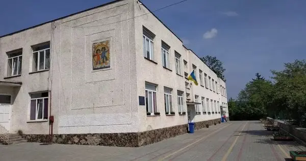 В Ужгороді дах школи за 3 млн грн ремонтуватиме фірма депутата з сусіднього міста