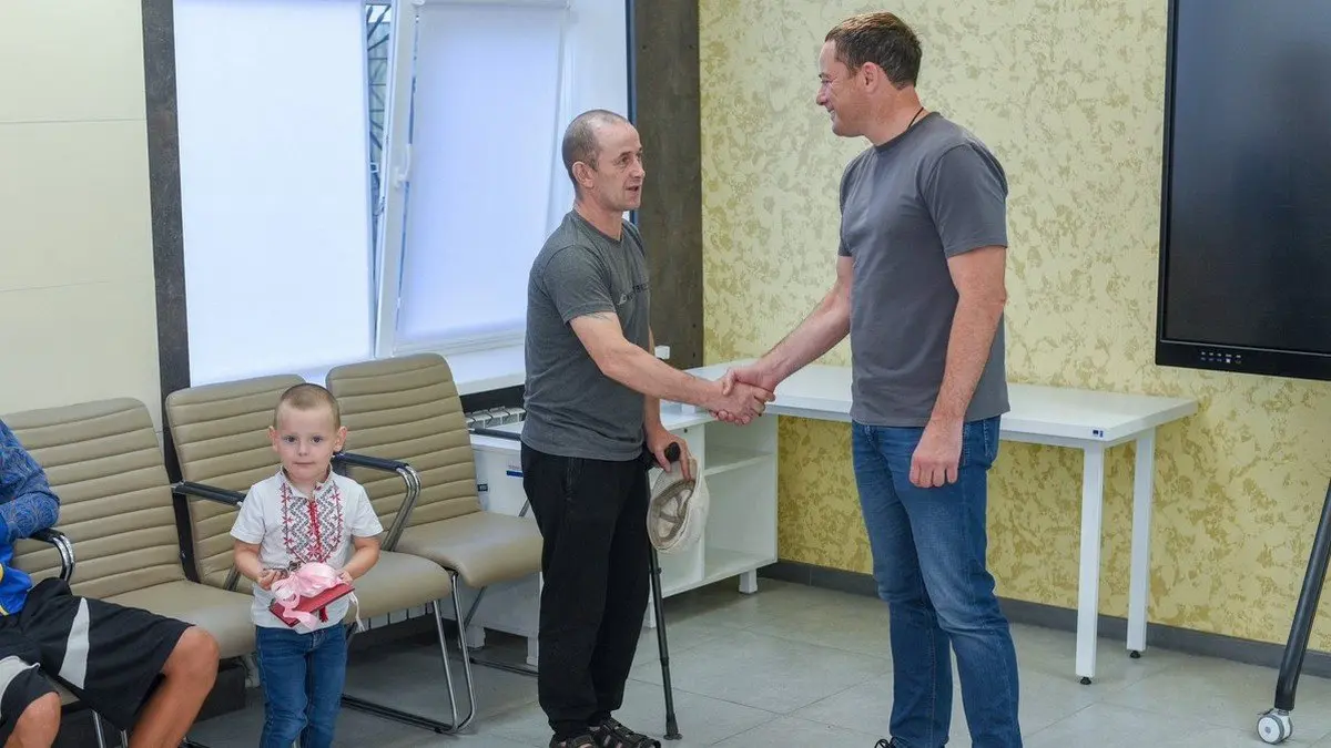 Велика сім’я матиме власну оселю: у Кам’янському вручили ключі від квартири Захиснику