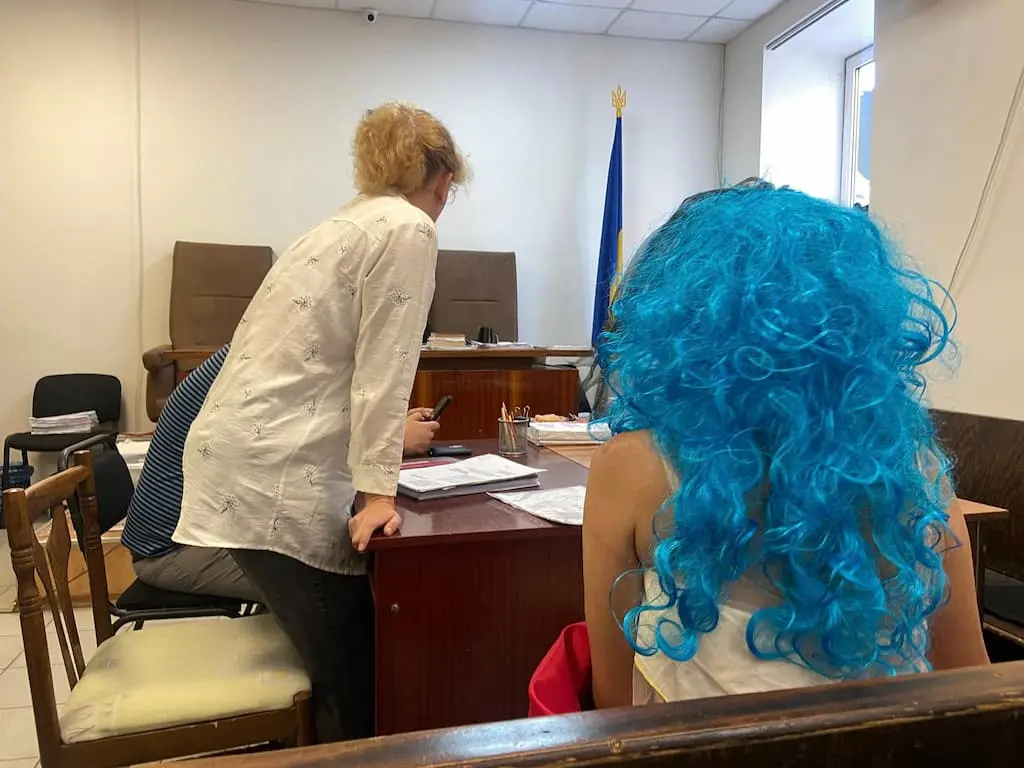 В епатажному вбранні та з віршами: як проходив суд над жінкою з триколором в Одесі