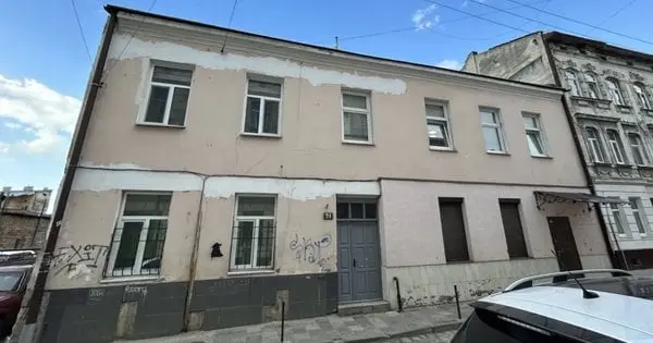 Львівський юрист оформив на своїх родичів низку соціальних квартир