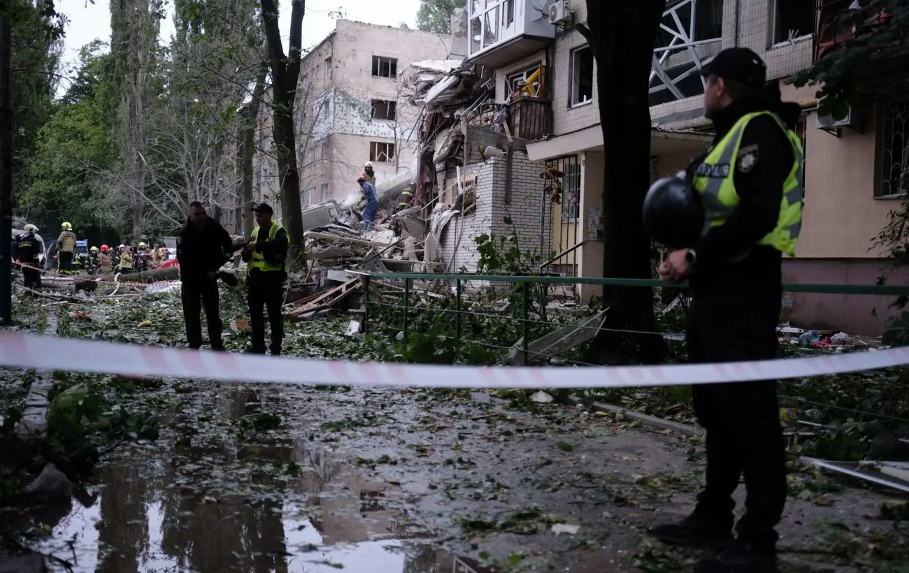 Ракетний удар по будинку у Києві: зруйновано під'їзд, під завалами люди - репортаж РБК-Україна