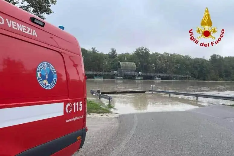 На півночі Італії після грози семеро хлопців застрягли на острівці
