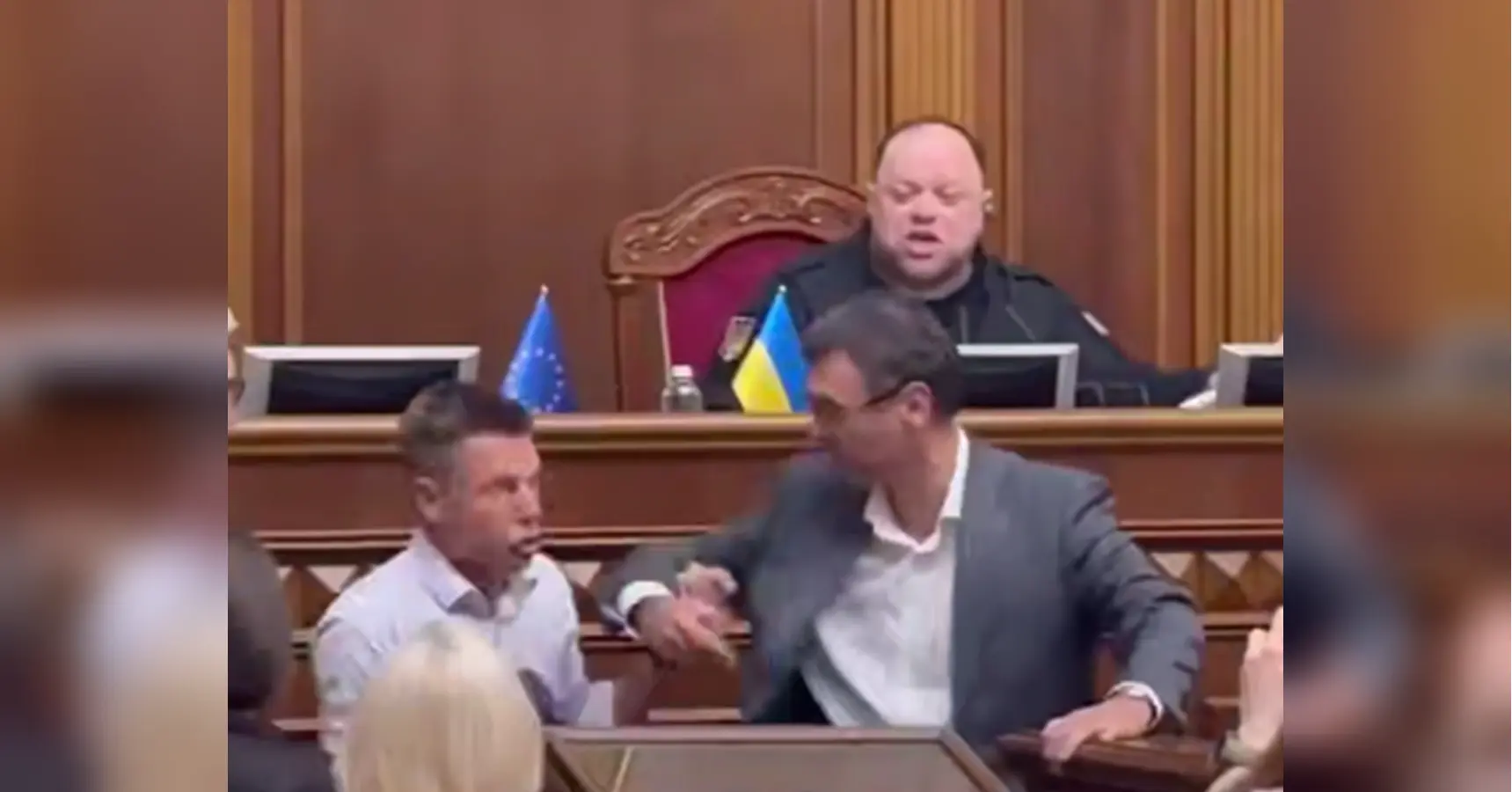 Сутичка в Раді: Гончаренко та Гетманцев влаштували бійку під час розгляду законопроєкту