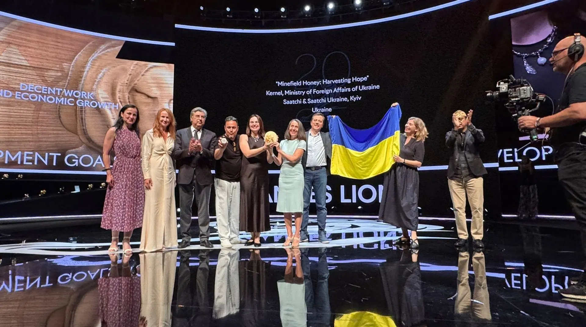 Засіяли заміновані поля з дронів: український проєкт про мед здобув нагороду конкурсу "Каннські леви"