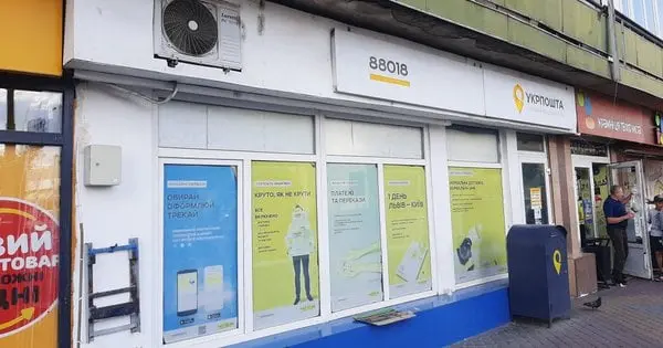 В Ужгороді демонтують самовільно встановлені вивіски «Укрпошти», аптек і магазинів