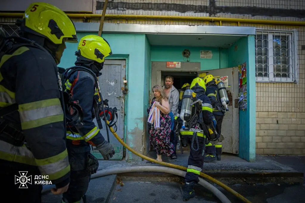 У Дніпровському районі внаслідок пожежі у багатоквартирному будинку загинула людина (фото, відео)