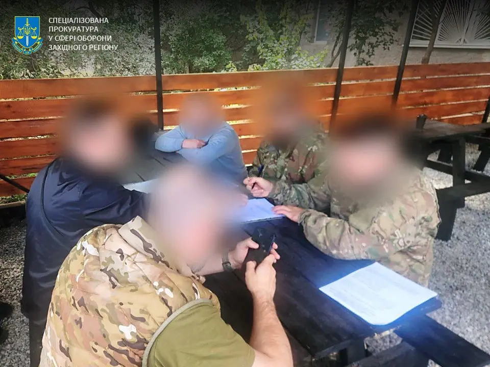 Двоим напавшим на "азовца" военным сообщили о подозрении