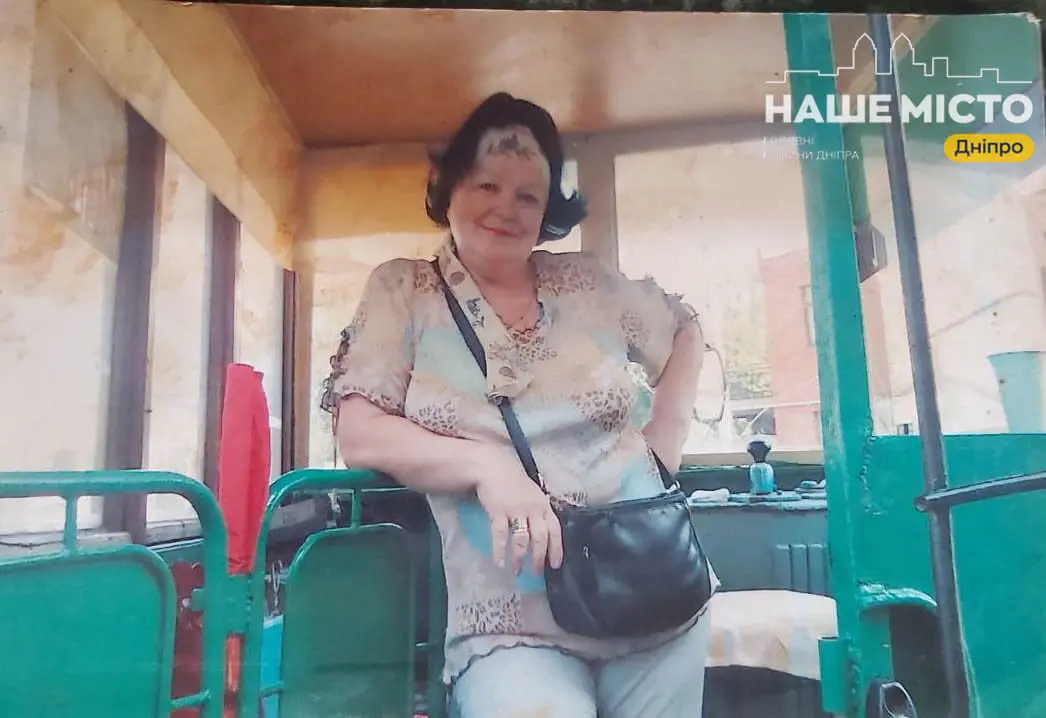 «З посмішкою заходжу у вагон»: історія дніпрянки, яка кілька десятиліть працює кондукторкою трамвая