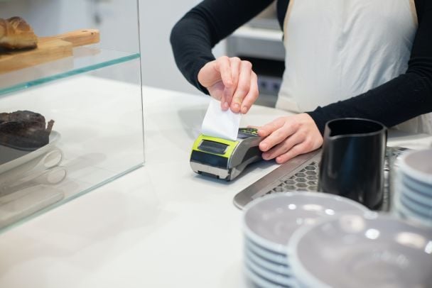 Помилка коштувала $100 тисяч: ресторан осоромився, звинувативши клієнтів