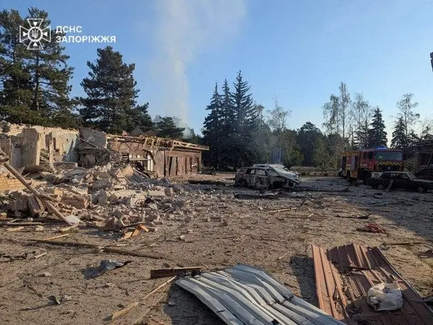 Під час атаки на Запорозький район ворог вгатив по базі відпочинку: в ДСНС показали фото