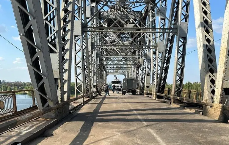 Автомобільний рух мостом у Кременчуці відновили