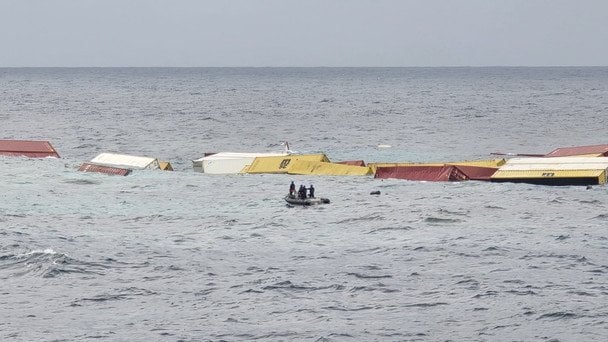 Біля берегів Індії затонув контейнеровоз з небезпечним вантажем - на борту були українці (фото)